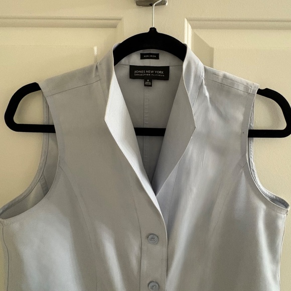 Jones New York Sleeveless Button-Up Blouse | Light Blue - Size 8 - Picture 2 of 5